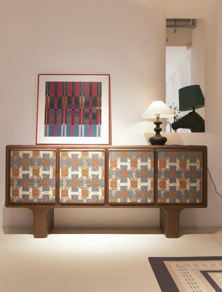 Made entirely of solid wood, this cabinet boasts sturdy construction and a robust structure. It's wobbly and the drawers slide smoothly. It's the kind of cabinet that can last for many years.