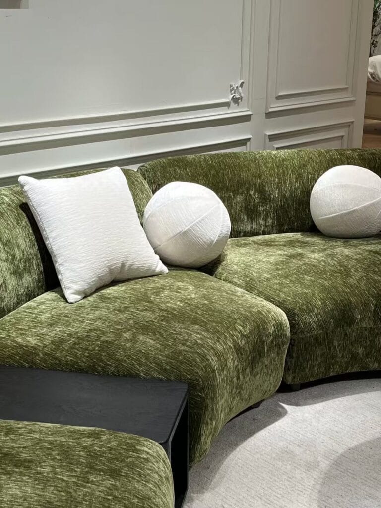 Canapé modulaire moderne aux lignes courbes avec table d'appoint intégrée